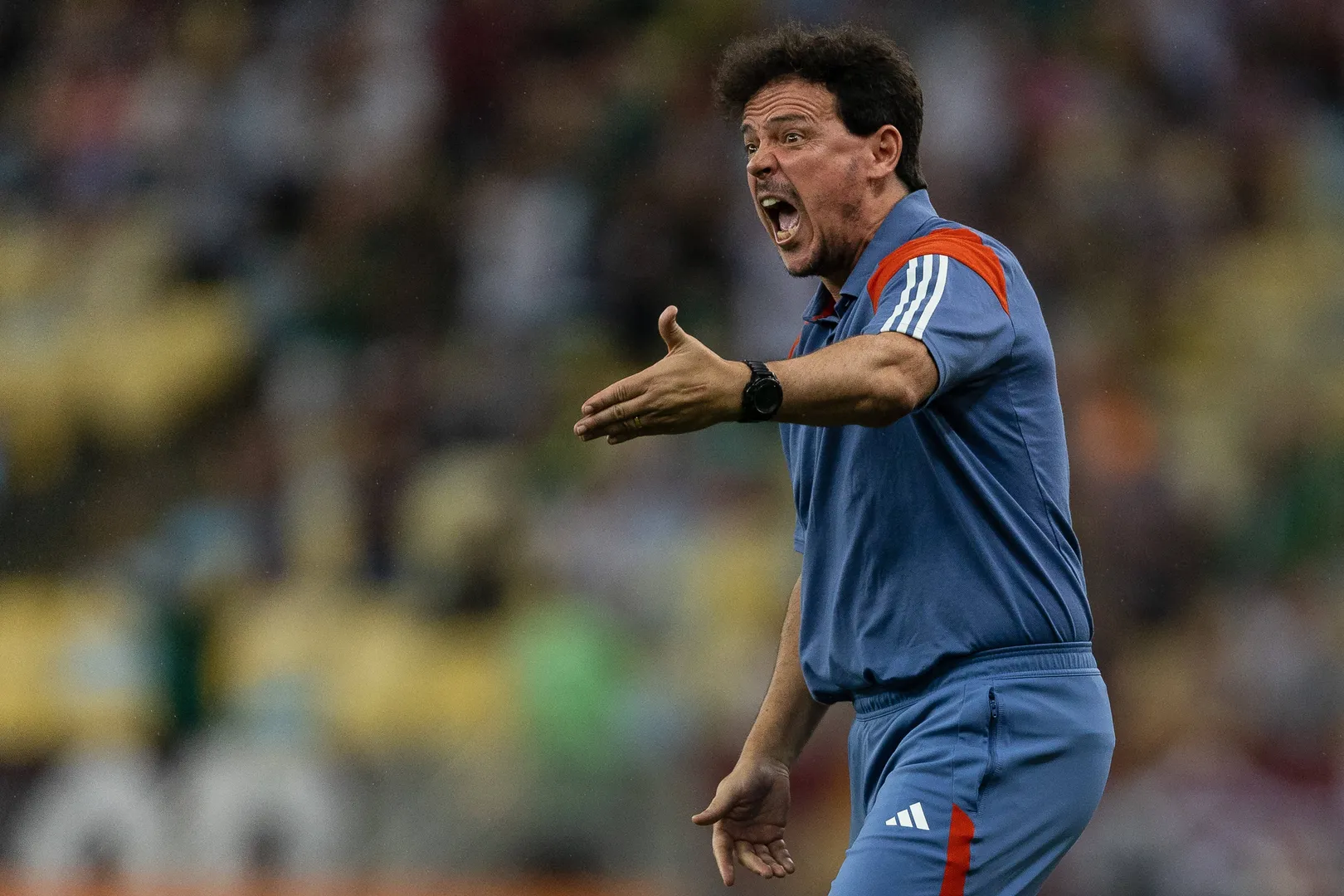 Treinador do Cruzeiro, Fernando Diniz tem postura intensa durante jogos e treinamentos