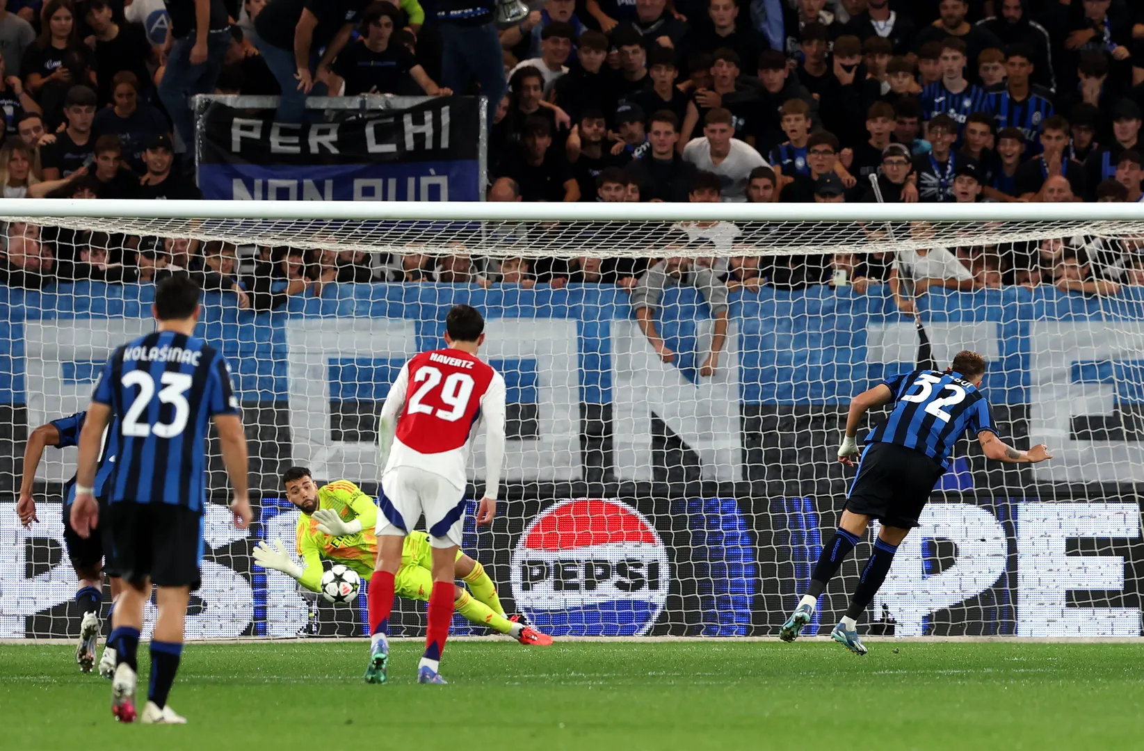Foto: (Imago) - David Raya defende p&ecirc;nalti de Mateo Retegui na Champions League