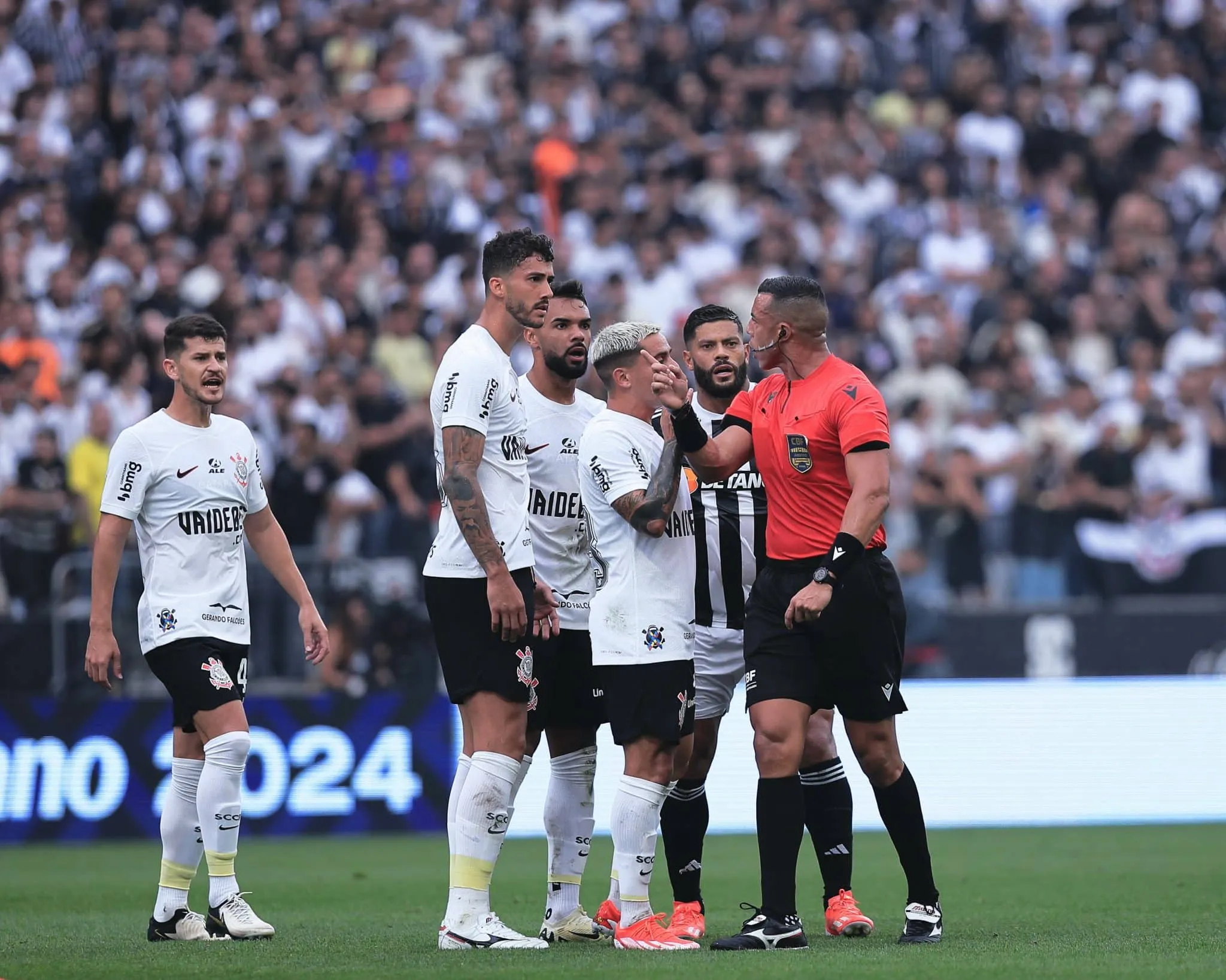 Mais brigado do que jogado: Corinthians e Atl&eacute;tico-MG empatam na estreia do Brasileiro
