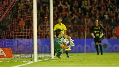 O Cear&aacute; sobreviveu na Ilha, venceu nos p&ecirc;naltis e ergueu a ta&ccedil;a do Nordest&atilde;o pela terceira vez