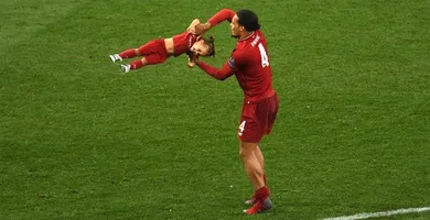 Van Dijk mant&eacute;m a humildade ao dizer que, para ele, a Bola de Ouro ainda deveria ir a Messi