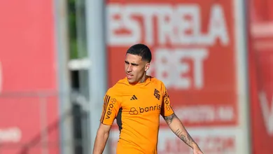 Gabriel renovou com Internacional, mas parece que Coudet se esqueceu disso