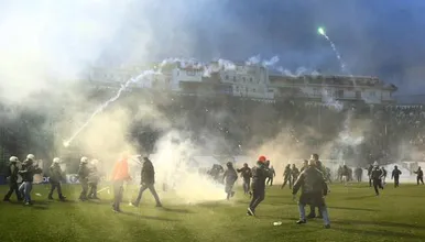 Invas&atilde;o antes do jogo e sinalizadores atirados: a tens&atilde;o tomou conta do cl&aacute;ssico grego