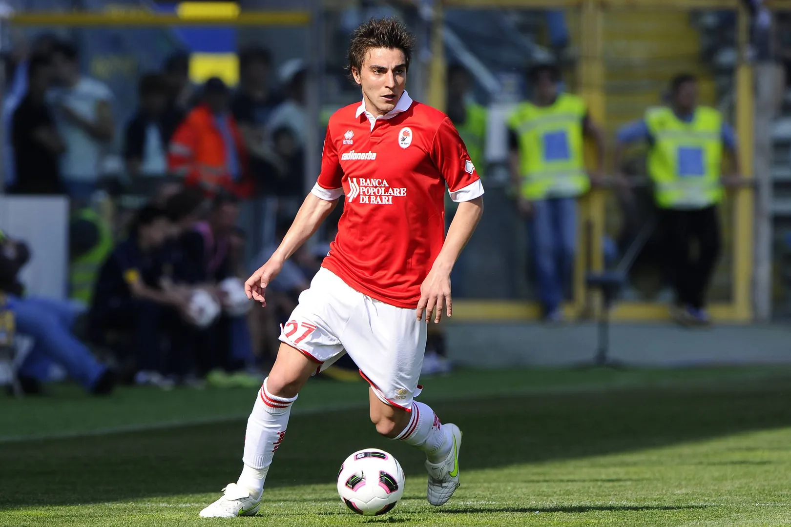 Foto: (Imago) - Simone Bentivoglio como jogador do Bari, em 2011