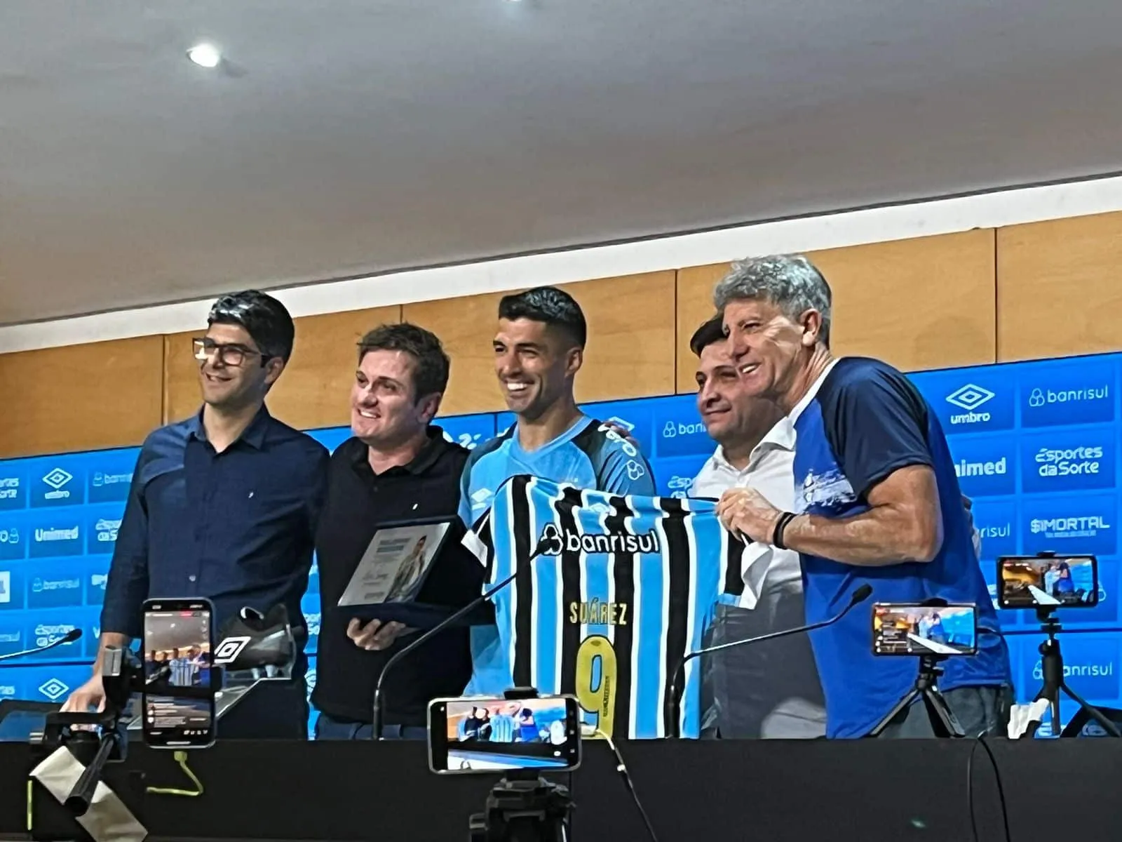 Brincadeiras, alfinetadas, legado e futuro: Su&aacute;rez d&aacute; &uacute;ltima entrevista coletiva pelo Gr&ecirc;mio