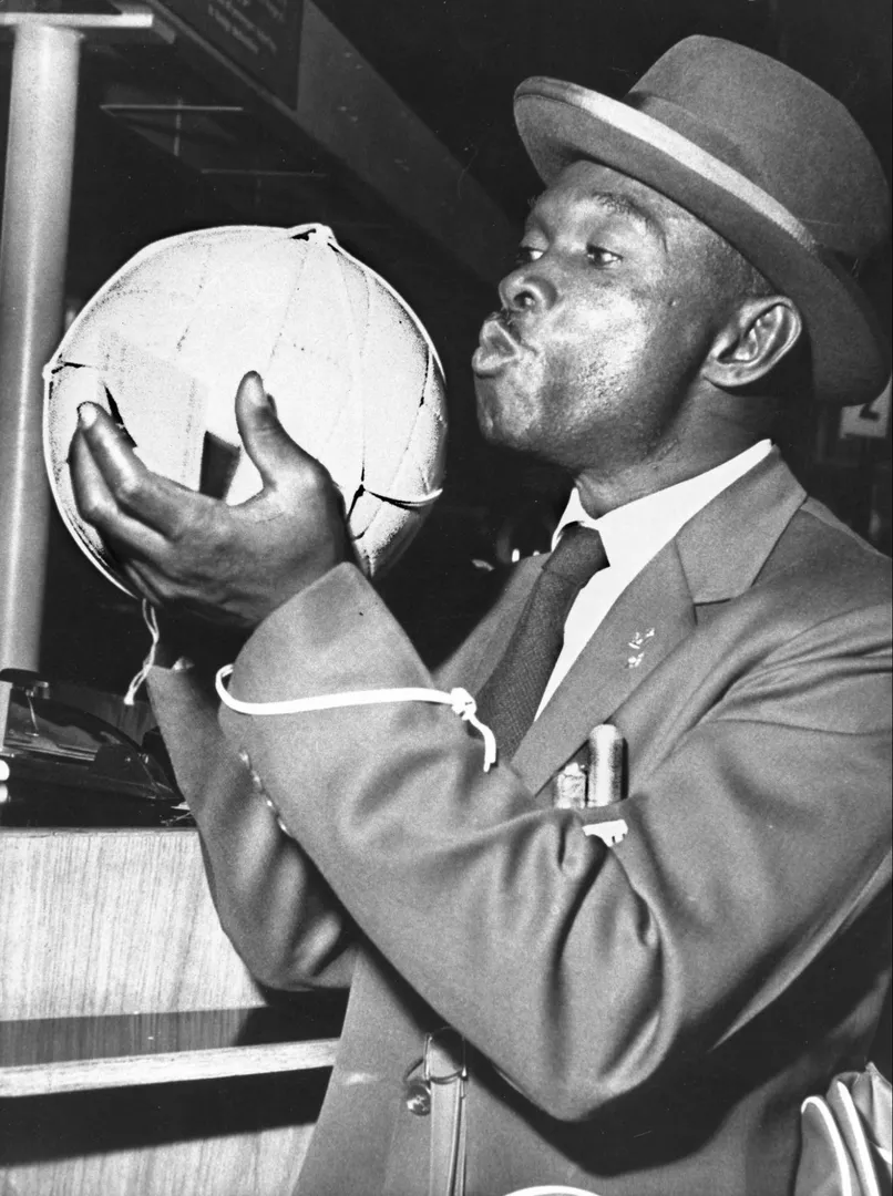 M&aacute;rio Am&eacute;rica beija a bola