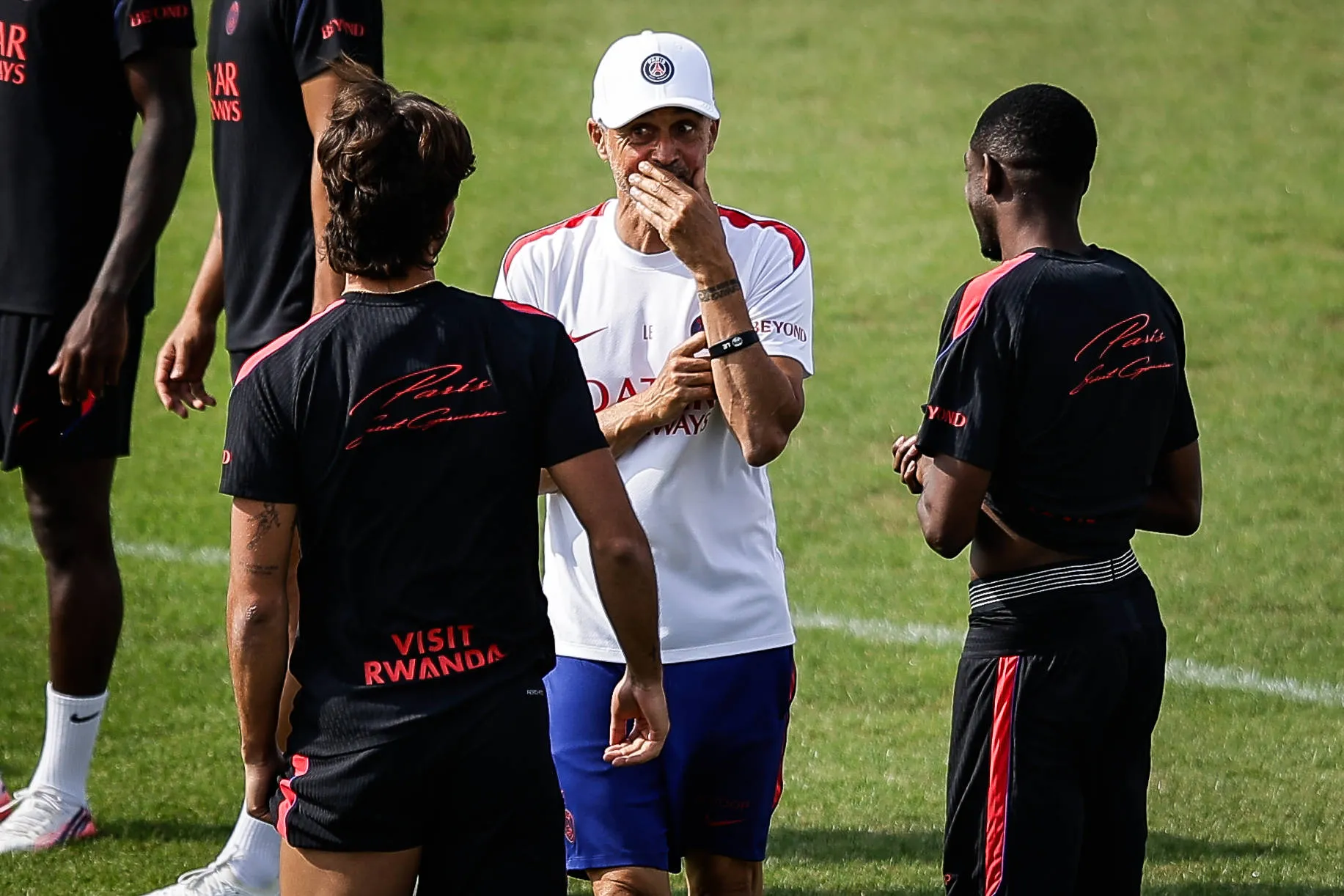 Luis Enrique conversa com Ferran Torres e Ousmane Demb&eacute;l&eacute; durante treino do PSG (Foto: IMAGO / ZUMA Press Wire)
