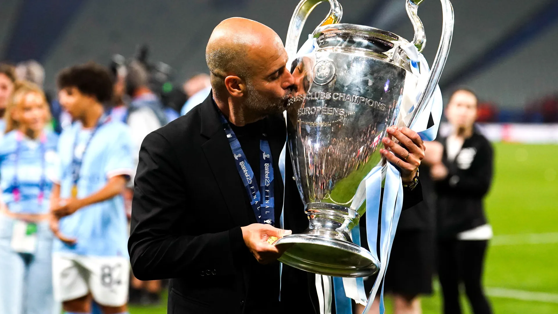 Pep Guardiola, t&eacute;cnico do Manchester City, beija a ta&ccedil;a da Champions League ap&oacute;s a vit&oacute;ria sobre a Inter de Mil&atilde;o na final de 2023, no Est&aacute;dio Ol&iacute;mpico Atat&uuml;rk, em Istambul.