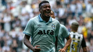 Vit&oacute;ria e acerto com Arthur: Gr&ecirc;mio vive dia perfeito e d&aacute; sobrevida a Mano Menezes