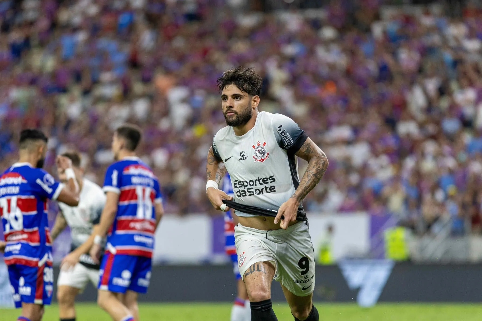 Vit&oacute;ria do Corinthians transforma festa do Fortaleza em vel&oacute;rio