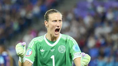 Destaque da Alemanha na Euro, goleira j&aacute; superou c&acirc;ncer duas vezes e chegou ao top-3 mundial