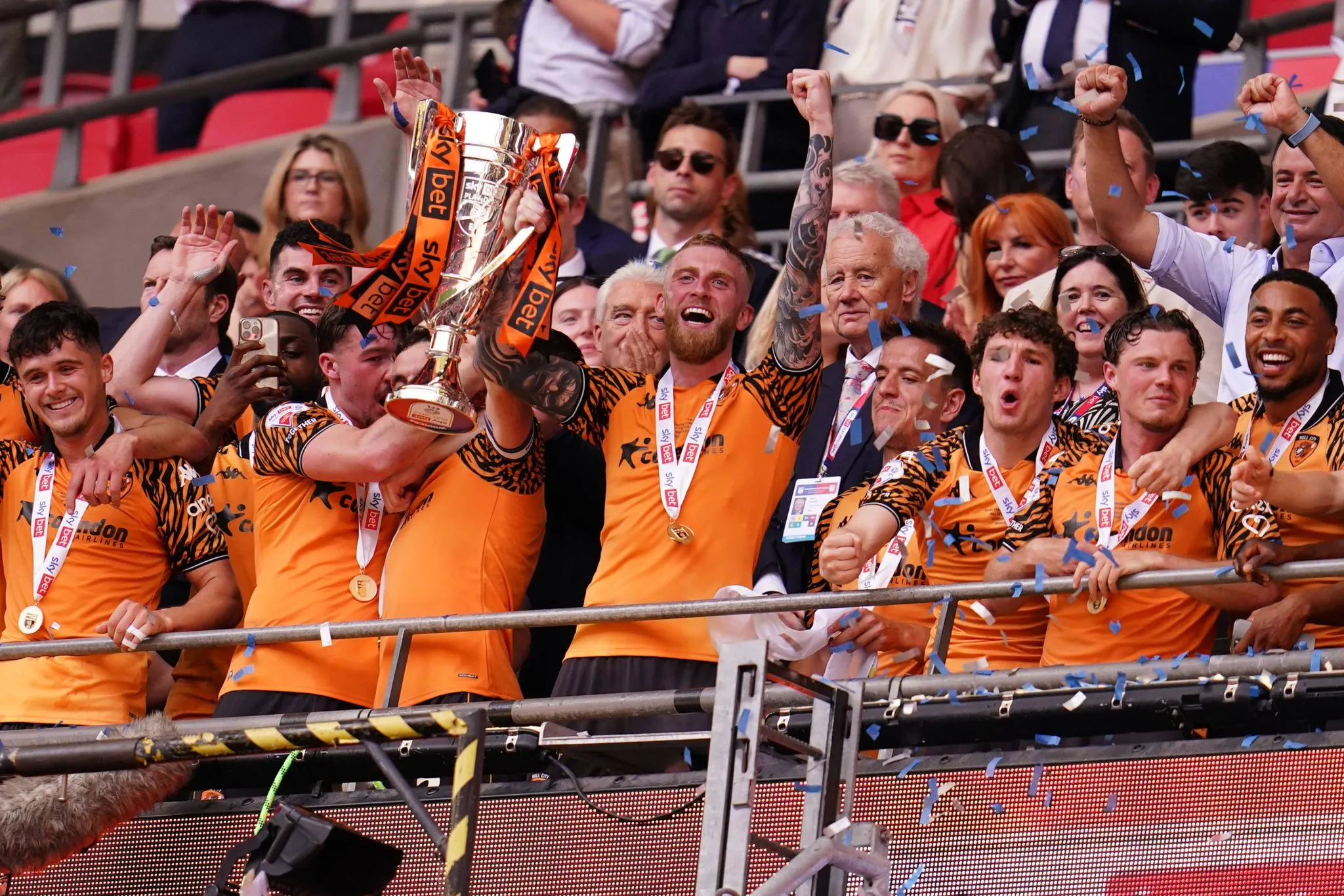 Jogadores do Hull City celebram acesso à Premier League
