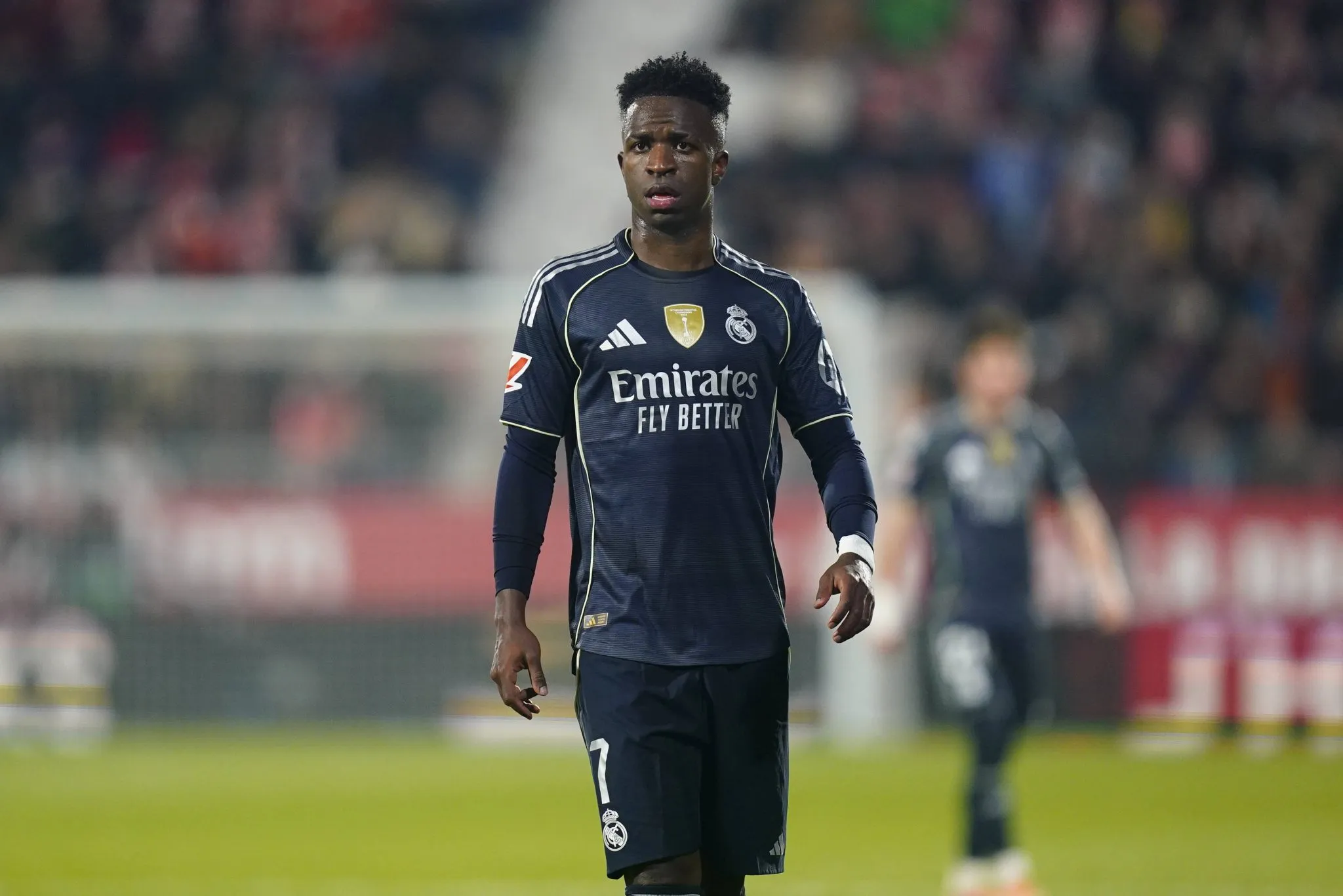 Adeus, lideran&ccedil;a: Vinicius Jr. tenta, mas Real Madrid repete padr&atilde;o e trope&ccedil;a de novo