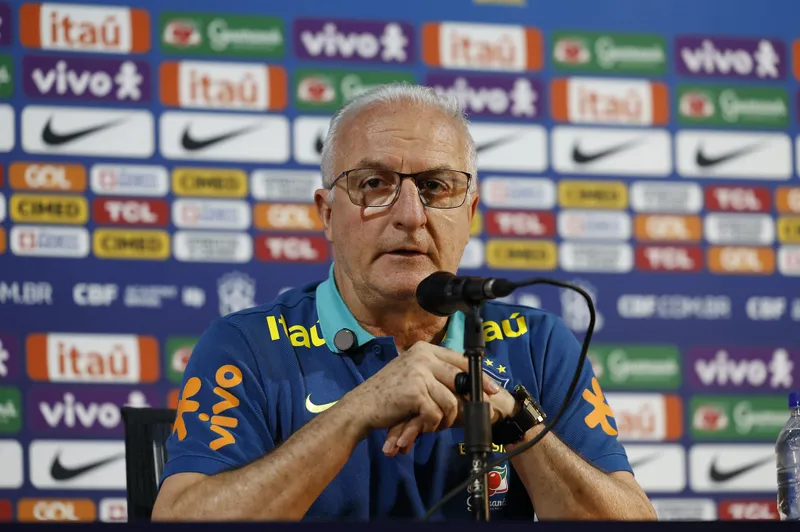 Dorival J&uacute;nior durante coletiva da Sele&ccedil;&atilde;o Brasileira