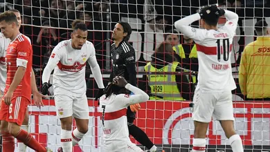 Bayern levou um susto do Stuttgart no fim, mas venceu e voltou a empatar em pontos com o Dortmund
