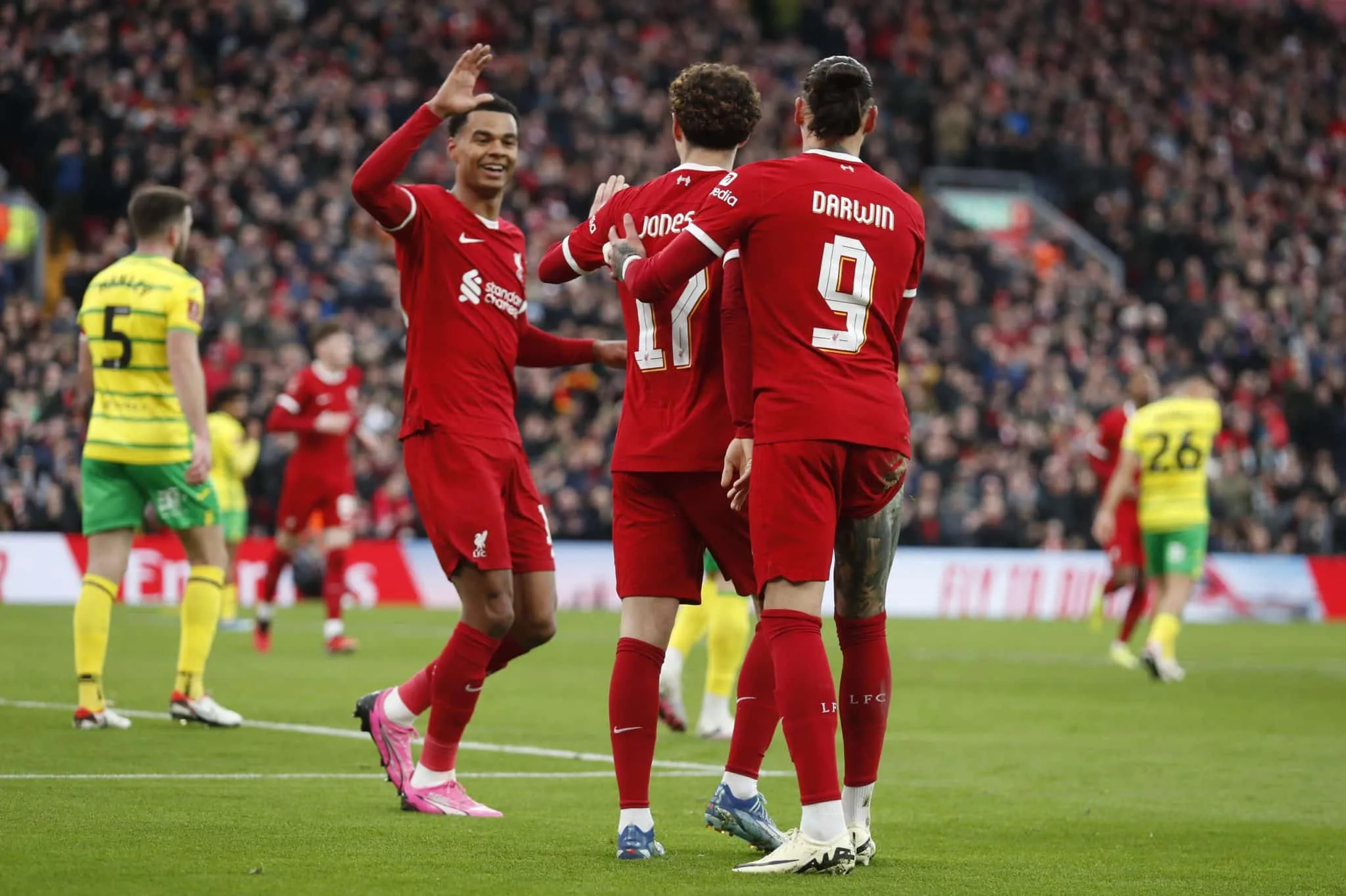 Em jogo animado, Liverpool passa f&aacute;cil pelo Norwich em Anfield e garante vaga nas oitavas da Copa da Inglaterra