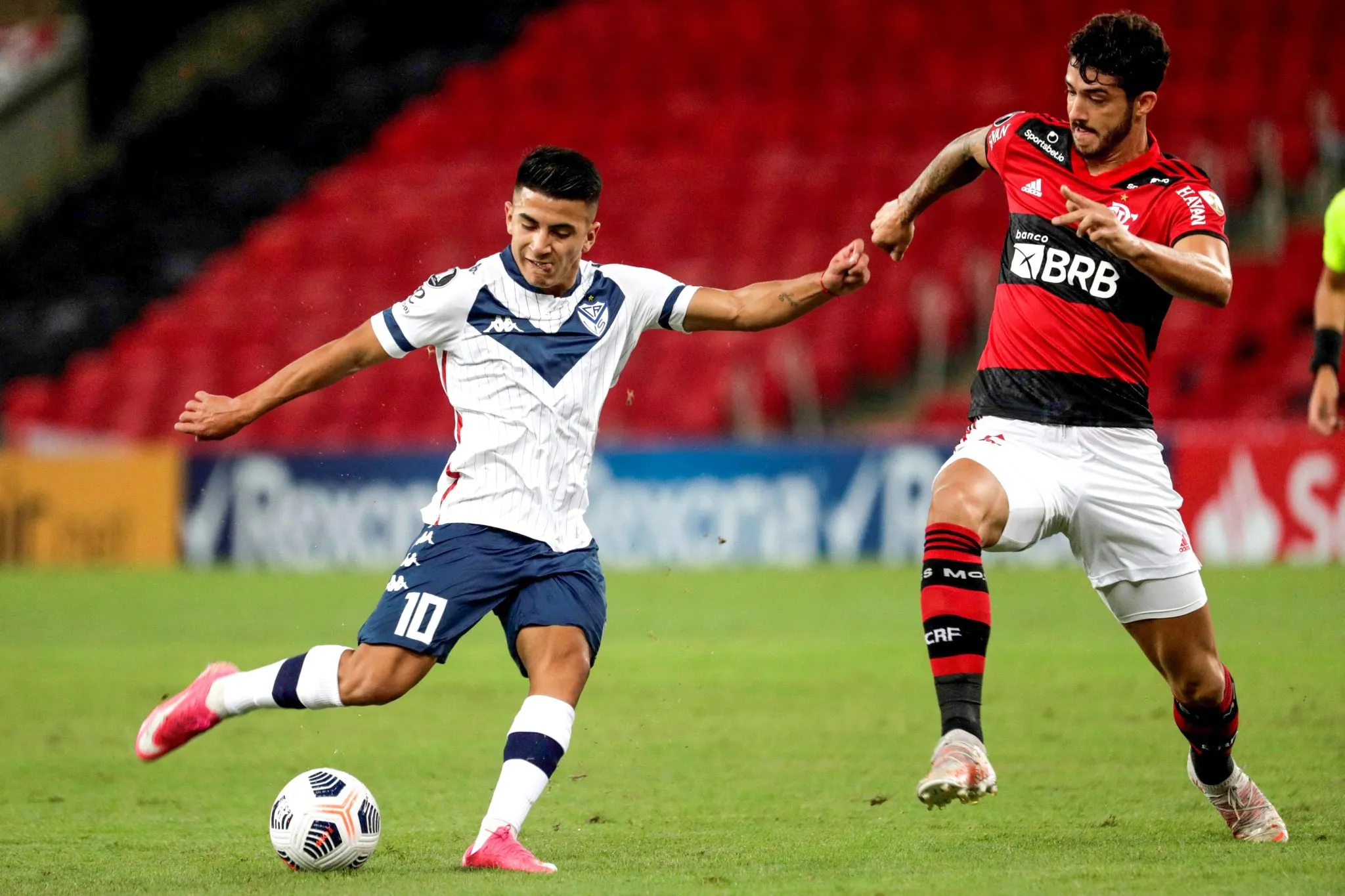 Thiago Almada no jogo entre V&eacute;lez e Flamengo