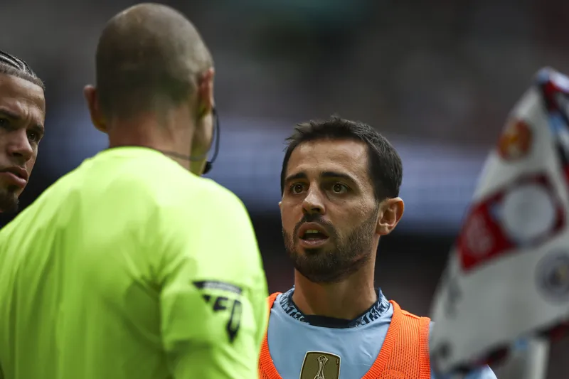 Premier League quer isentar seus &aacute;rbitros de pol&ecirc;micas. Ademais, obrigar&aacute; ju&iacute;zes a revelar para quais times torcem