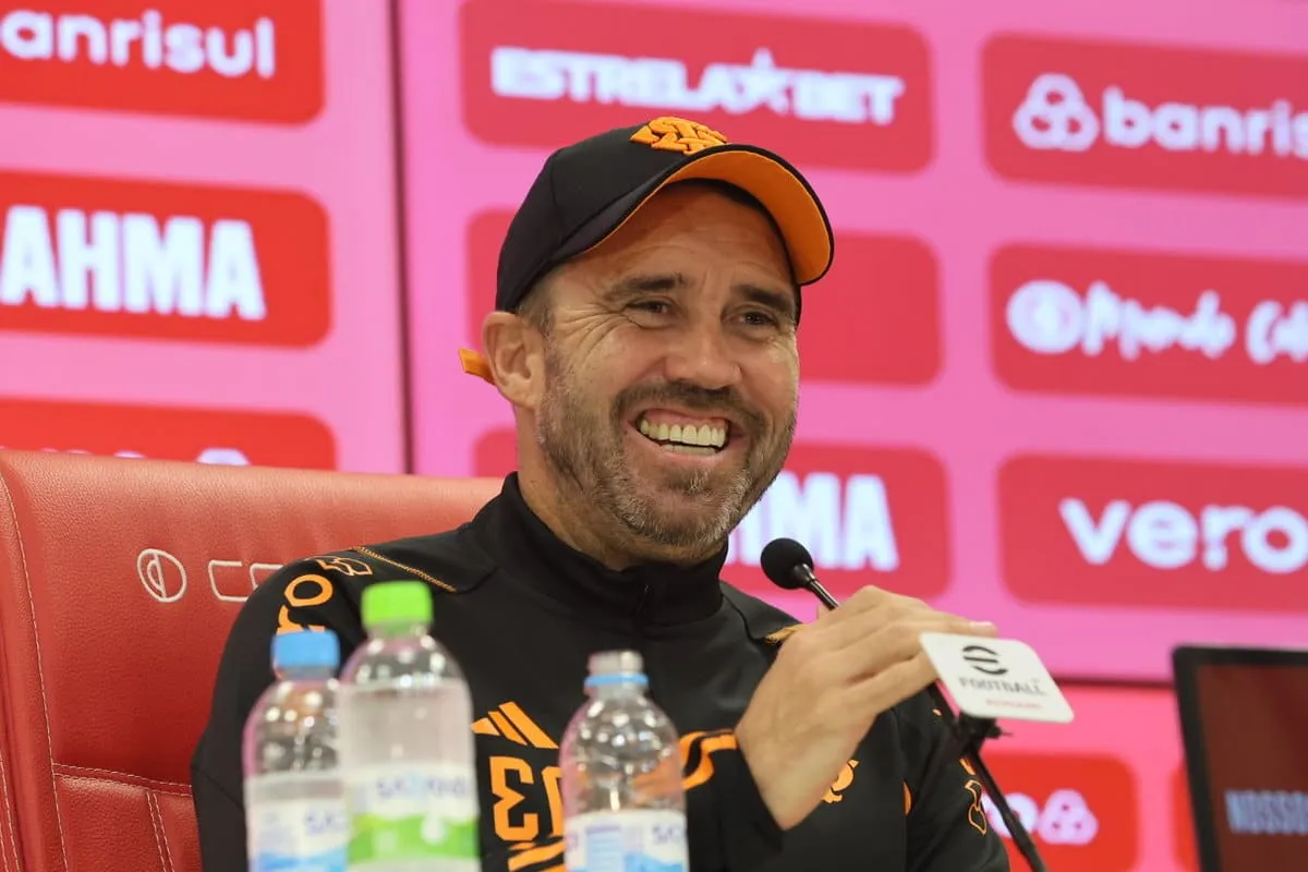 Coudet chega ao Inter com cutucada, elogios ao elenco e sensa&ccedil;&atilde;o de d&iacute;vida paga
