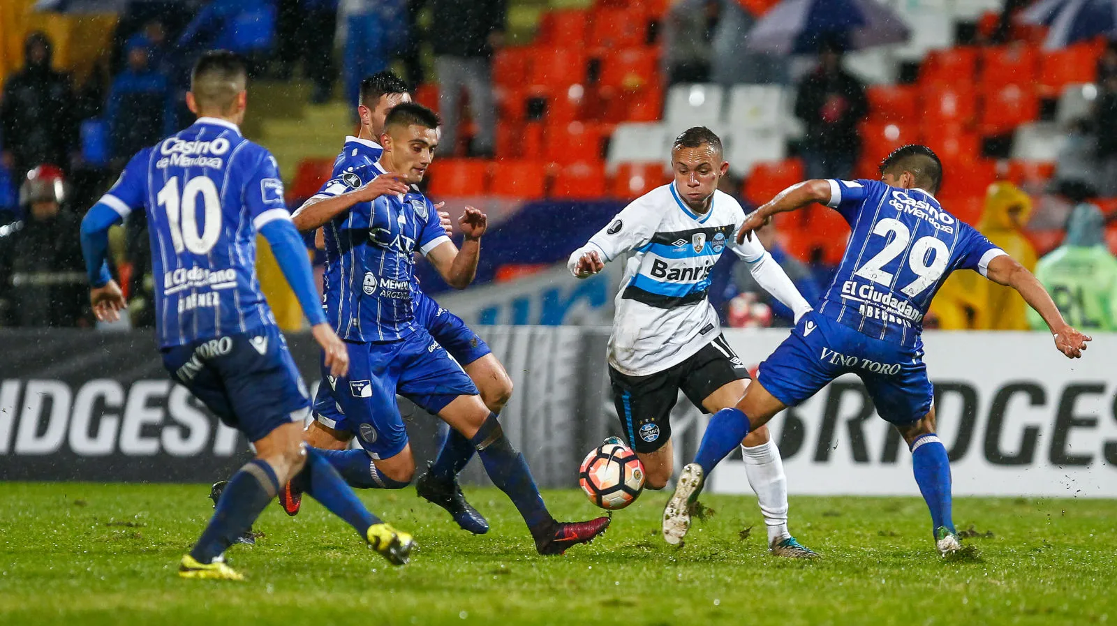 Na bola e no cora&ccedil;&atilde;o, o Gr&ecirc;mio se imp&ocirc;s num desafio com DNA de Libertadores