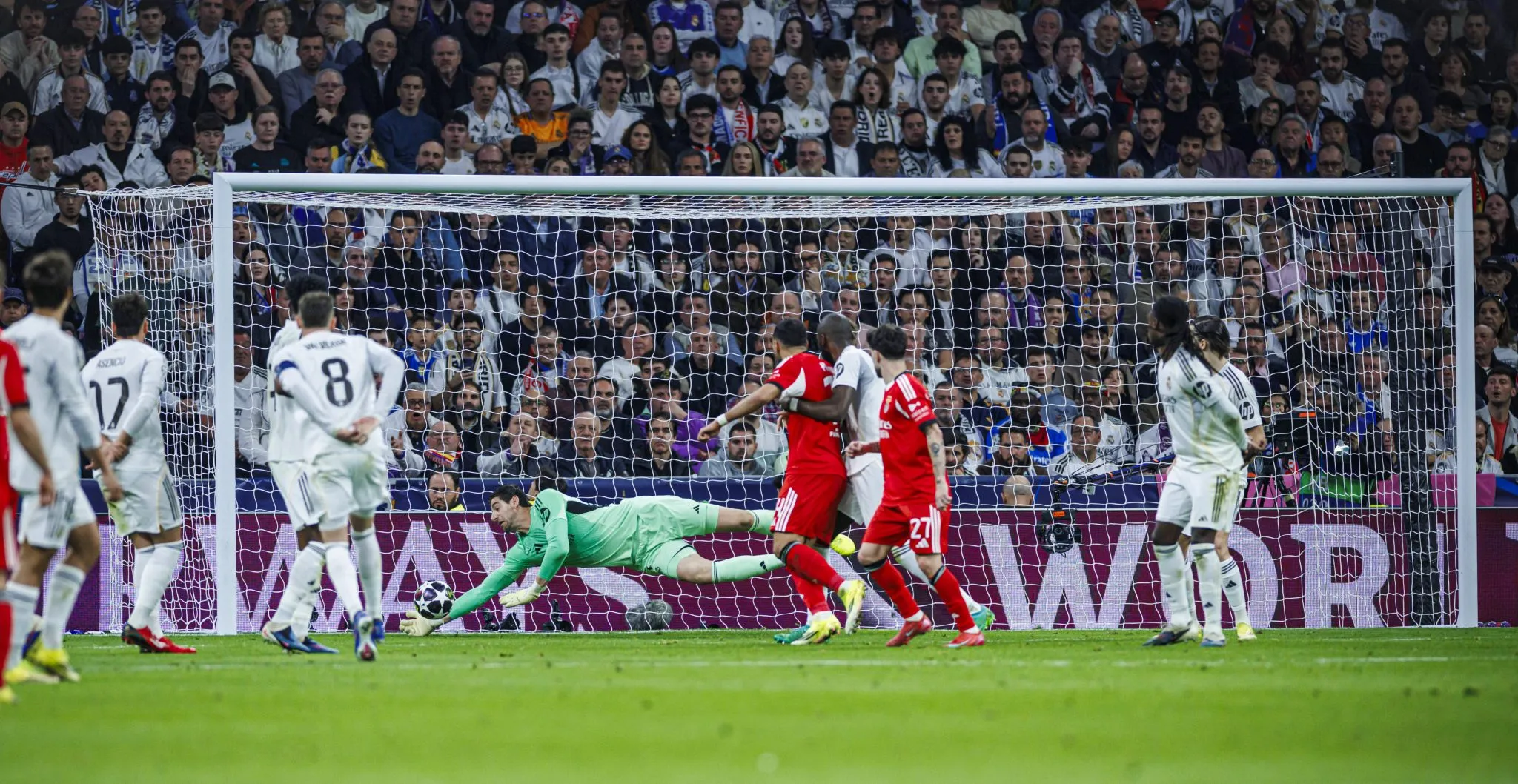Defesa de Courtois contra o Benfica