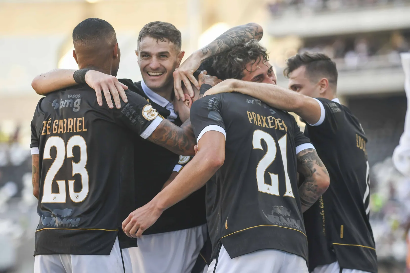 Jogadores do Vasco comemoram o gol de Praxedes no cl&aacute;ssico contra o Fluminense (Foto: Icon Sport)