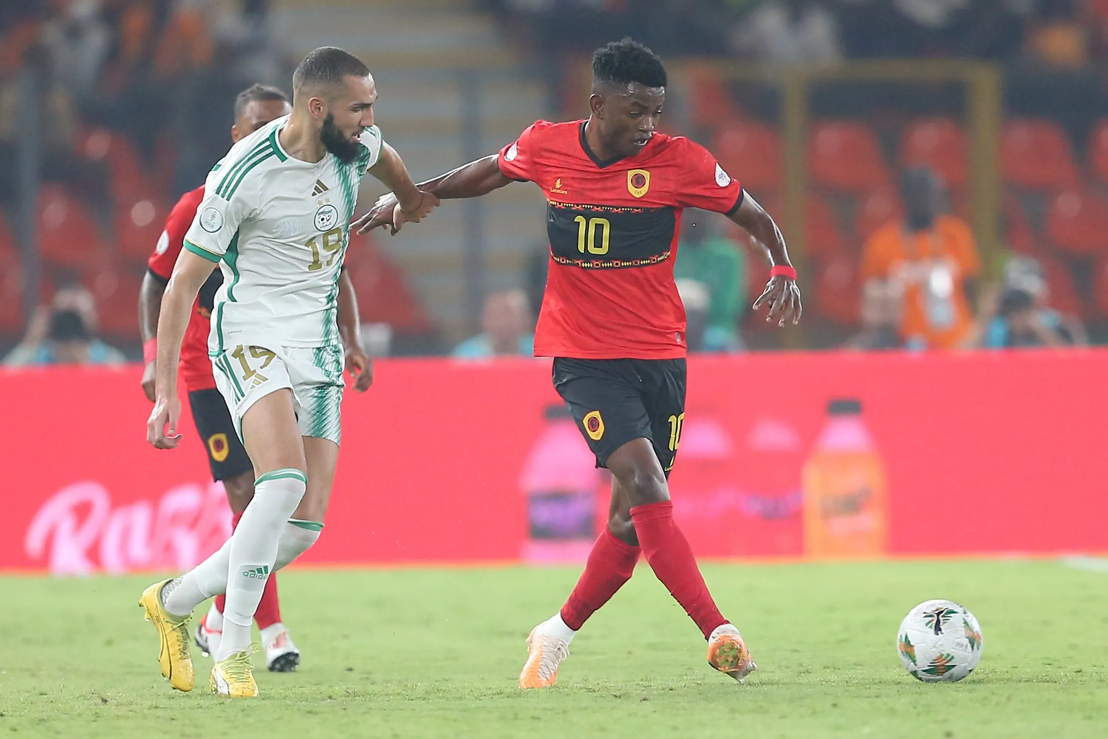 A Arg&eacute;lia bobeou no segundo tempo e cedeu um empate precioso para Angola na estreia da Copa Africana de Na&ccedil;&otilde;es