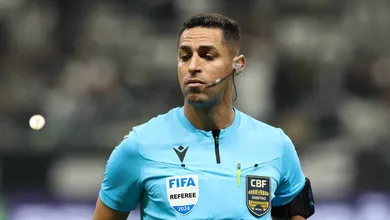 &Aacute;rbitro que expulsou Ruschel injustamente rouba a cena em Vila Nova e Santos