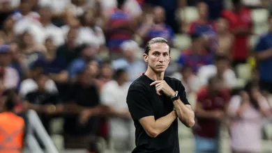 Estrat&eacute;gia de Filipe Lu&iacute;s d&aacute; errado do come&ccedil;o ao fim em derrota do Flamengo