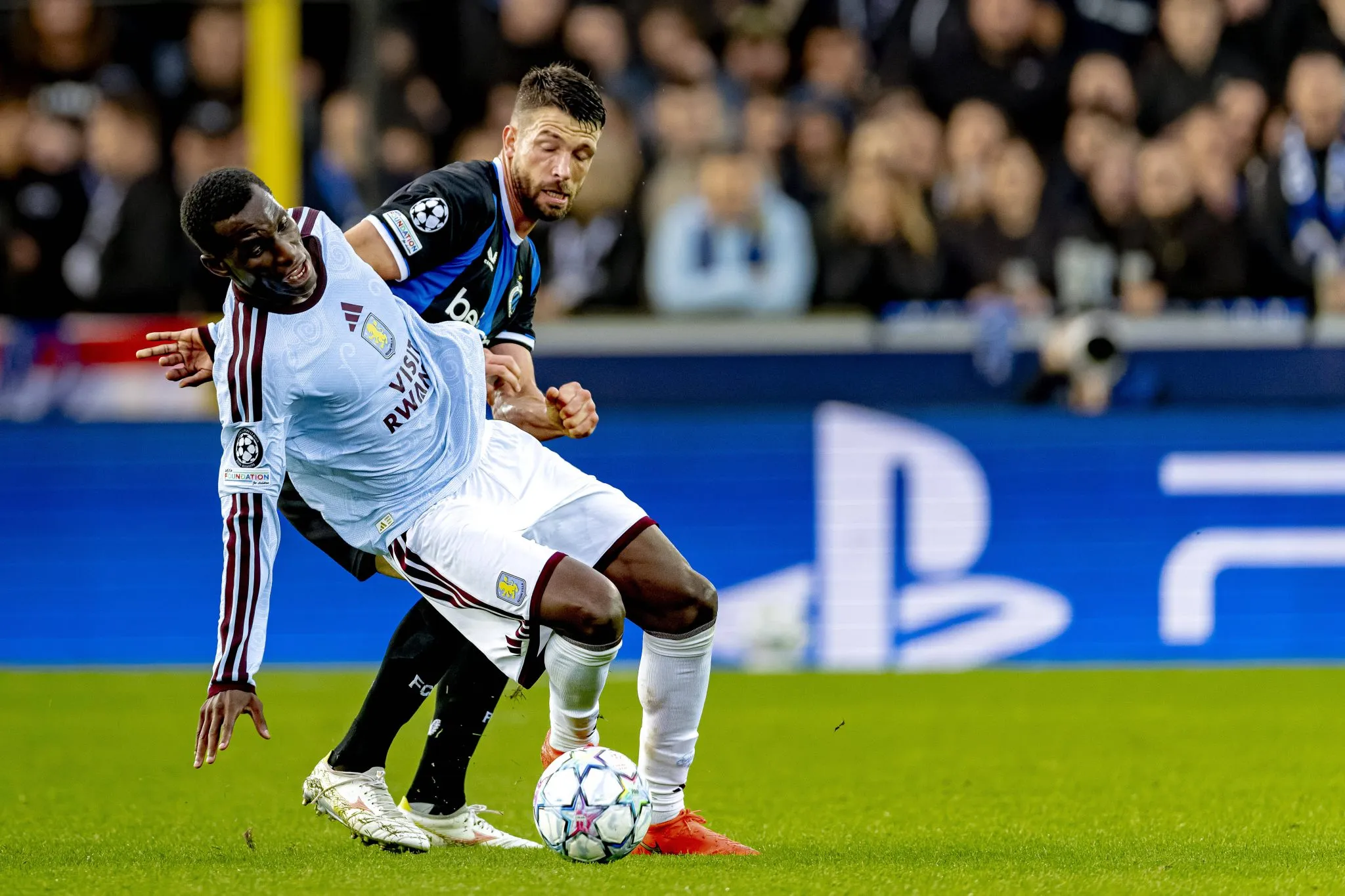 Nicolas Jackson em duelo entre Aston Villa e Club Brugge pela Champions League