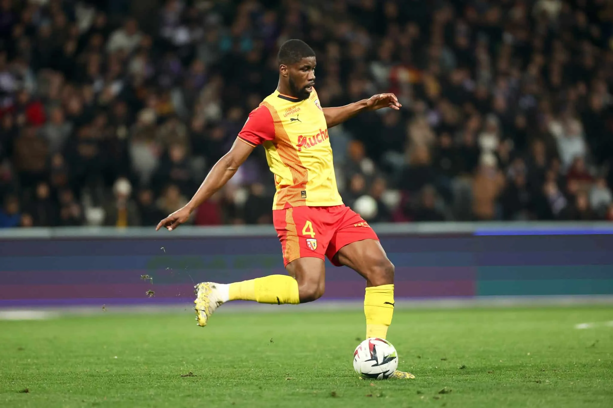 Com gol salvo em cima da linha e outro anulado, Lens e Freiburg empatam pela Liga Europa