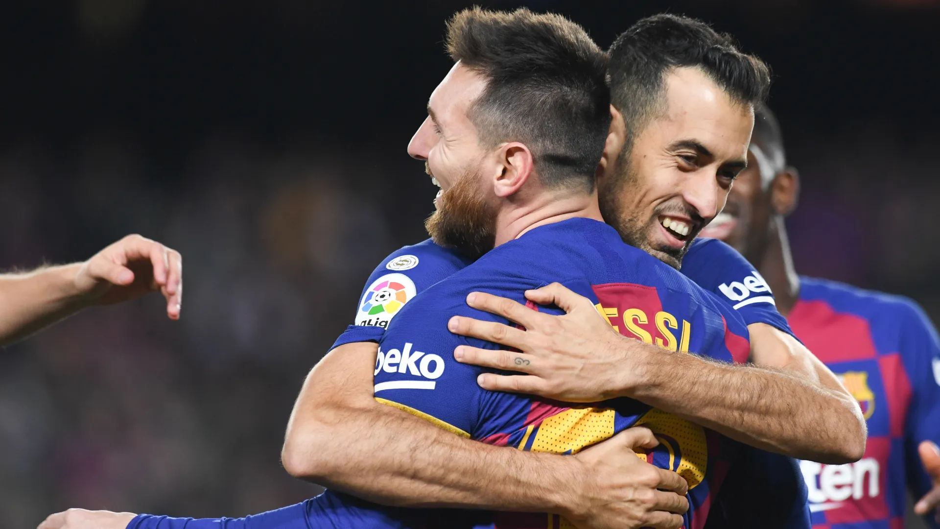 Lionel Messi e Sergio Busquets, do Barcelona, abra&ccedil;ados durante a partida da LaLiga entre Barcelona e Celta de Vigo, em 9 de novembro de 2019.