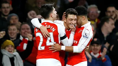 &Ouml;zil gastou a bola de novo, mas desta vez foi ele quem recebeu o passe de m&aacute;gica de Giroud