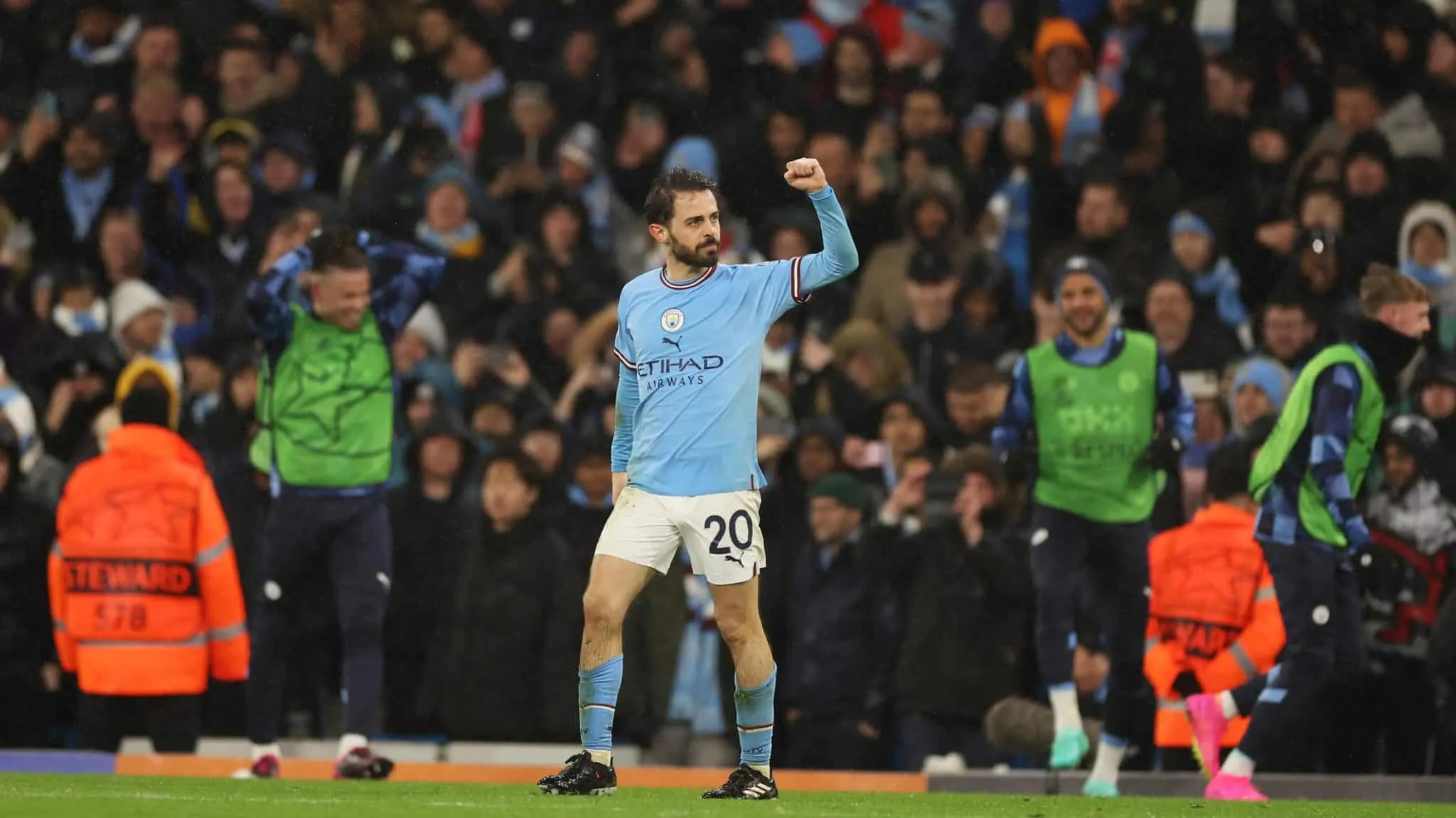 Atr&aacute;s e na frente, Bernardo Silva teve um papel decisivo na sapatada do Manchester City