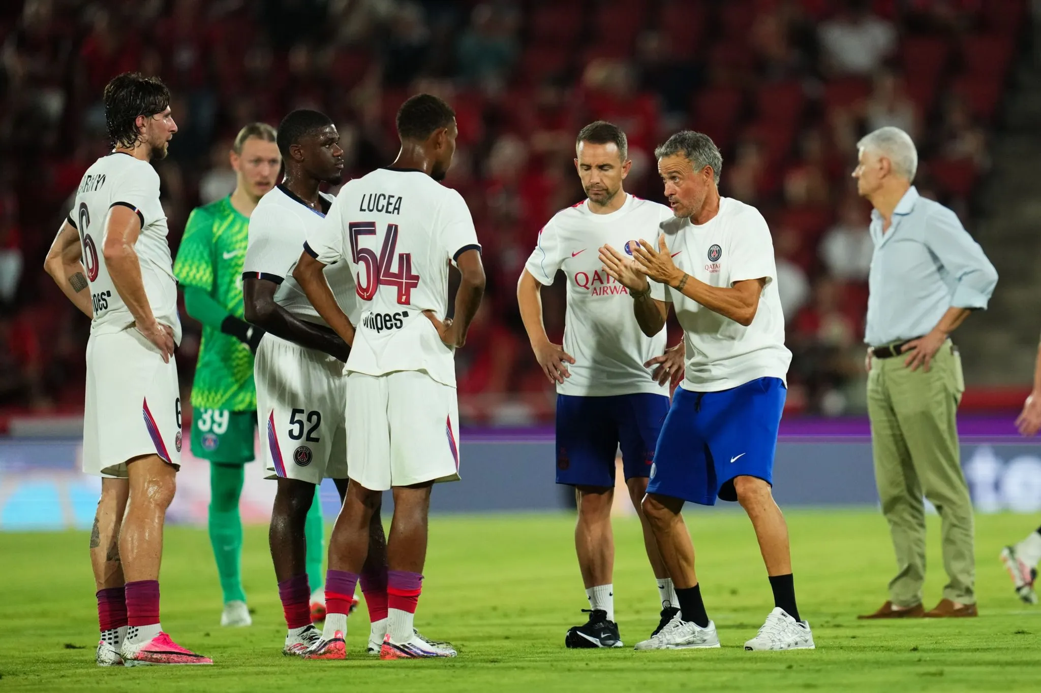 Luis Enrique orienta jogadores do PSG durante amistoso 