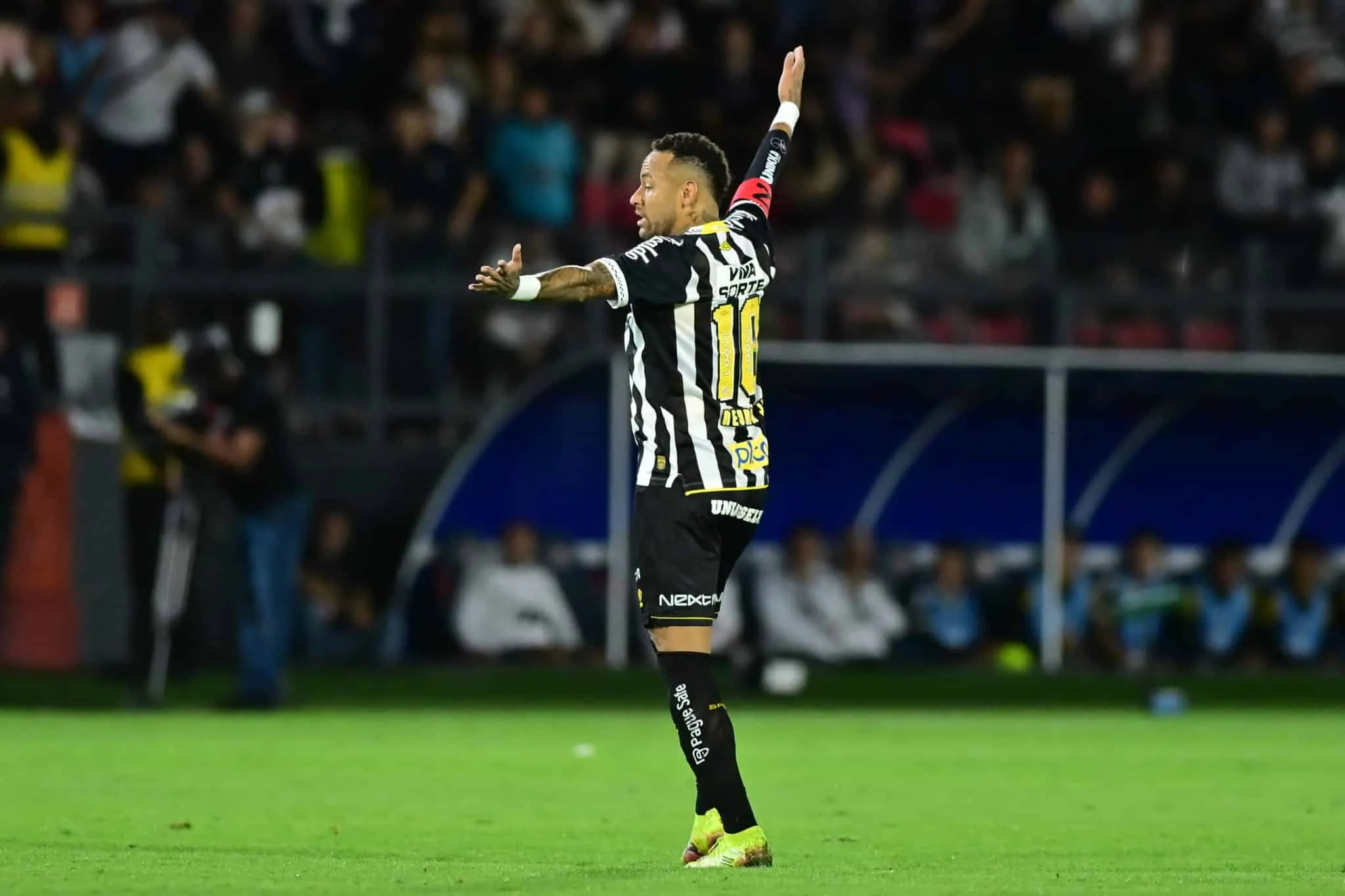 Neymar em campo no amistoso do Santos com o Leipzig