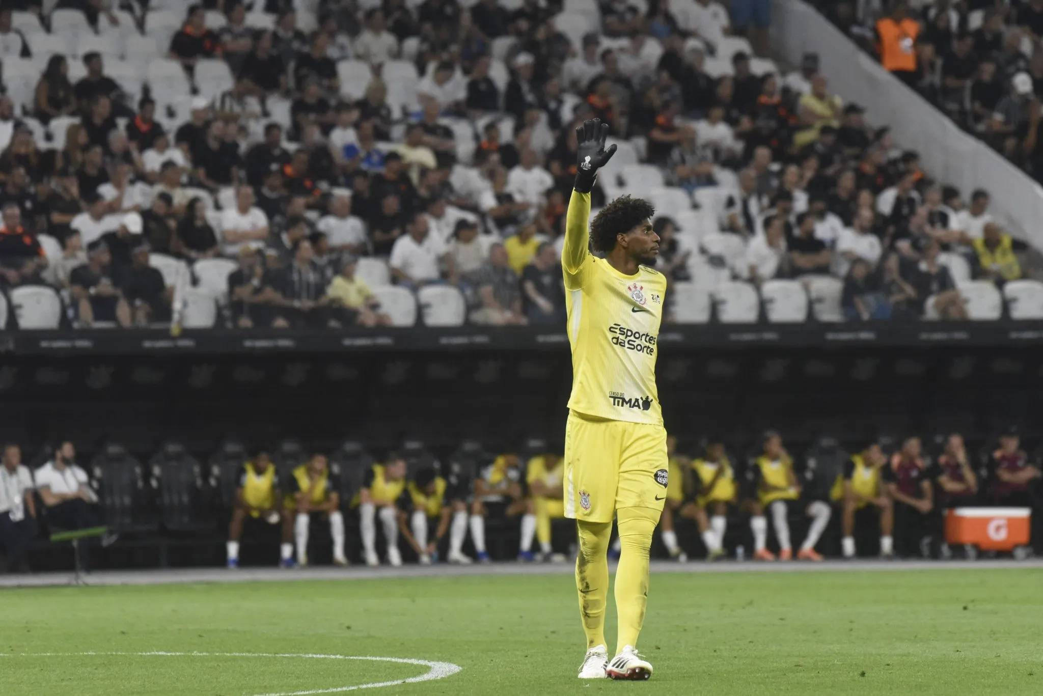 Hugo Souza, goleiro do Corinthians, em confronto com o Flamengo pelo Campeonato Brasileiro 