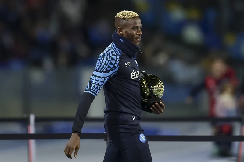 Osimhen carrega o trof&eacute;u de melhor jogador africano do ano
