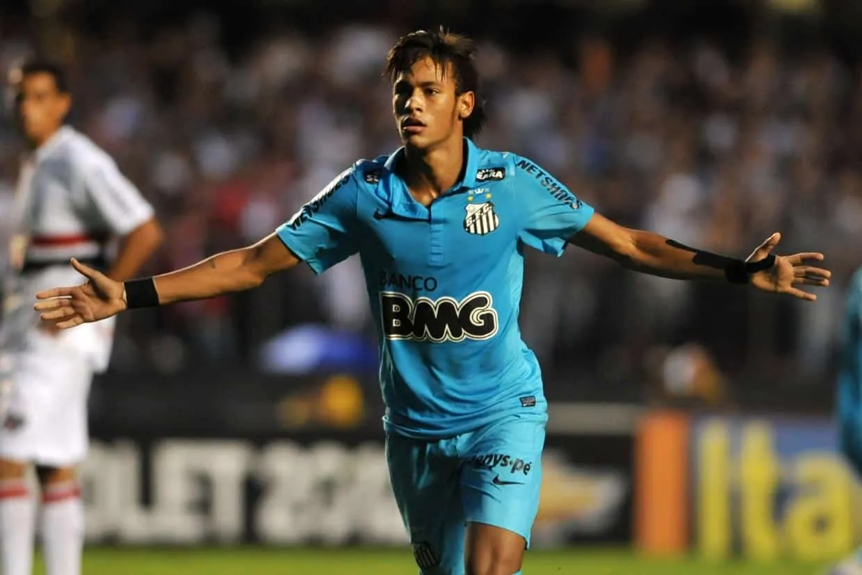 Neymar, de azul, destruiu o S&atilde;o Paulo