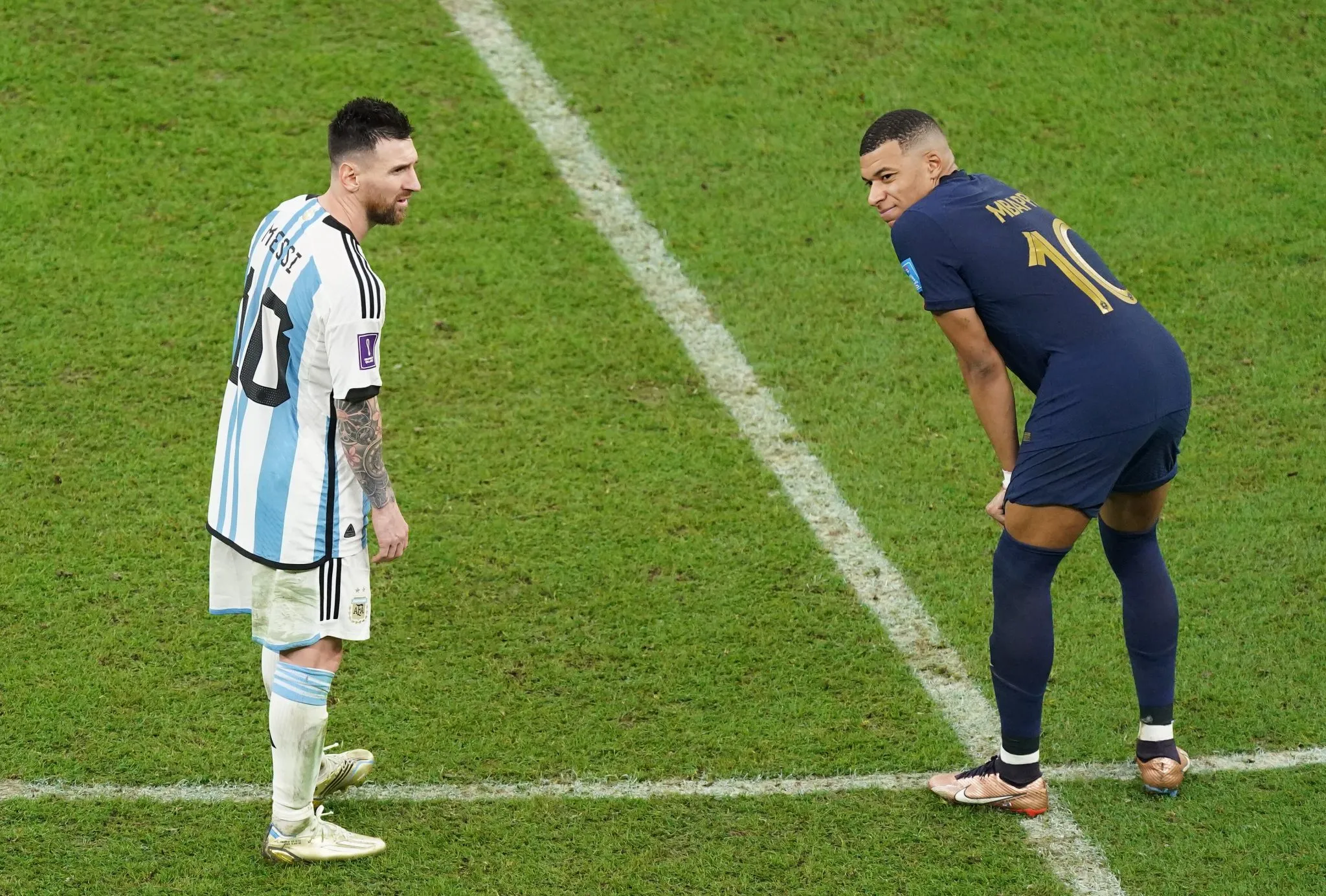 Messi e Mbapp&eacute; durante a final da Copa do Mundo de 2022 (Foto: PA Images / Icon Sport)