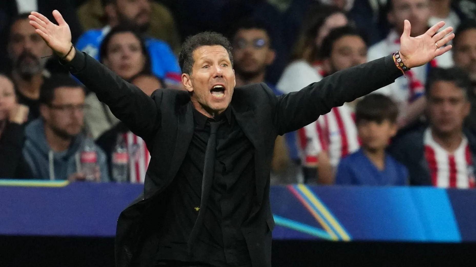 &lsquo;Simeone faz o &aacute;rbitro duvidar&rsquo;: Gerrard v&ecirc; juiz intimidado e dispara contra VAR de Atl&eacute;tico x Arsenal