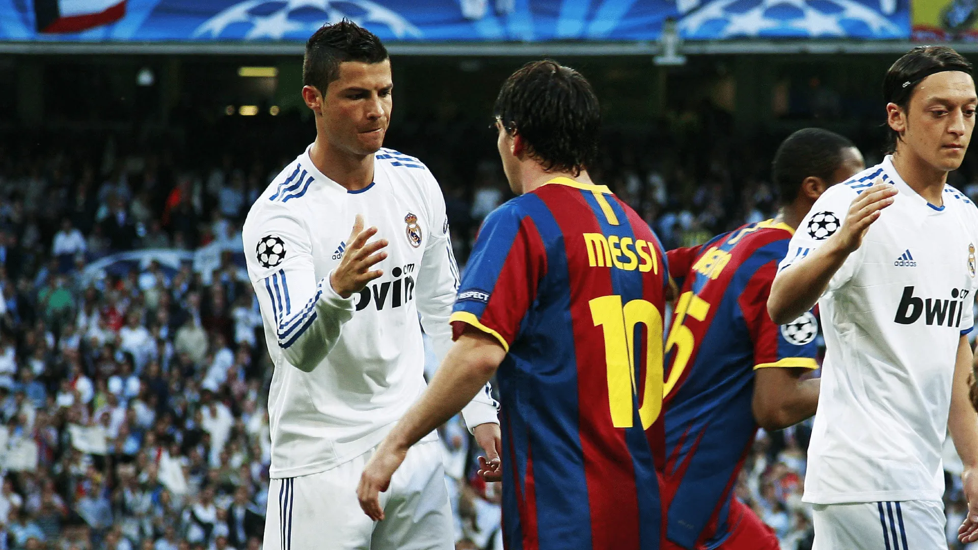 Cristiano Ronaldo e Messi se cumprimentam antes de El Cl&aacute;sico entre Barcelona e Real Madrid
