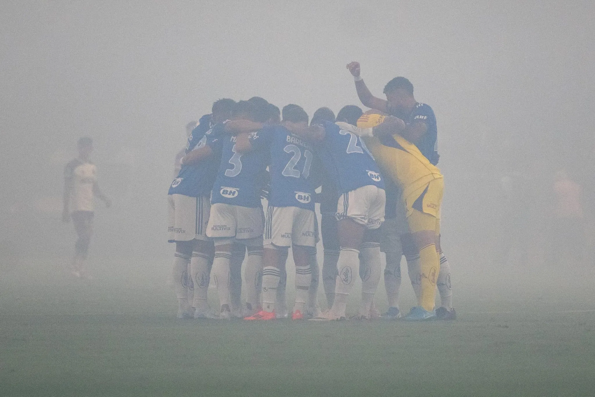 Kaio Jorge reclama de sinalizadores em jogo do Cruzeiro: &lsquo;Atrapalha&rsquo;