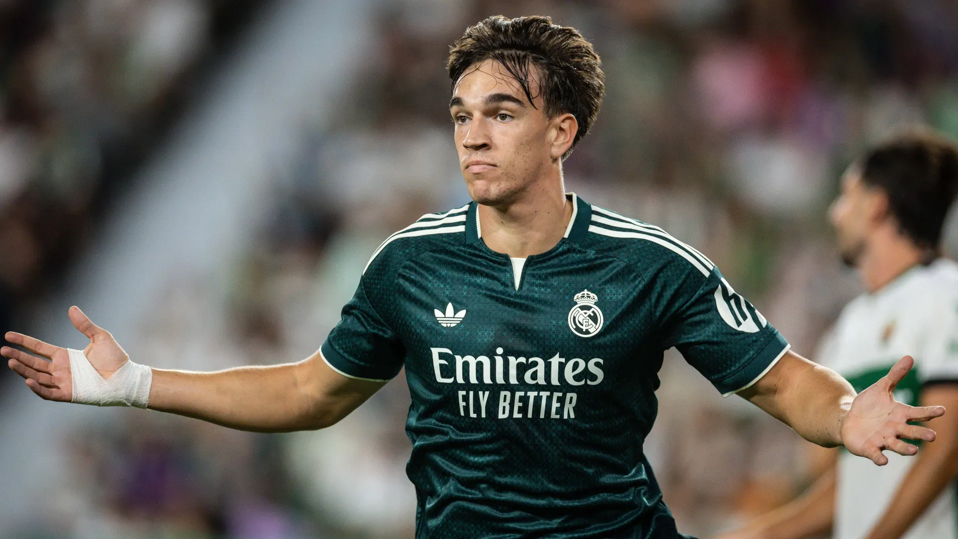 Carlos Espí, atacante do Real Madrid, celebra seu gol na partida da LaLiga entre Elche e Real Madrid, no Estádio Manuel Martínez Valero, em Elche, na Espanha, em 15 de setembro de 2026.