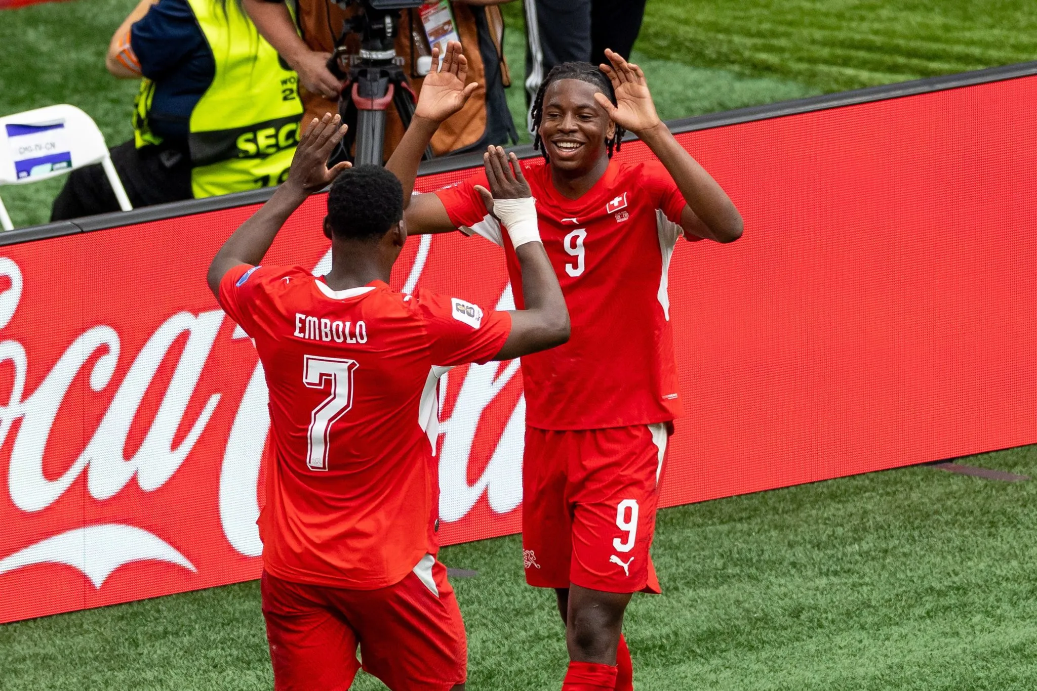 Embolo e Manzambi comemoram gol da Su&iacute;&ccedil;a na vit&oacute;ria sobre a Arg&eacute;lia (Foto: Zuma / Icon Sport)
