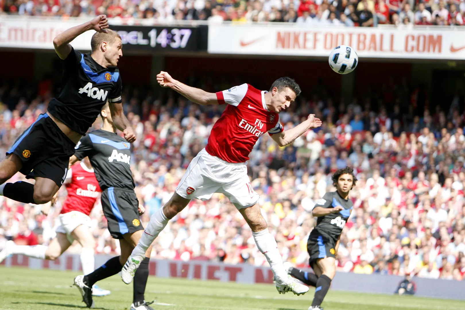 Van Persie em jogo contra o Manchester United. Foto: Imago