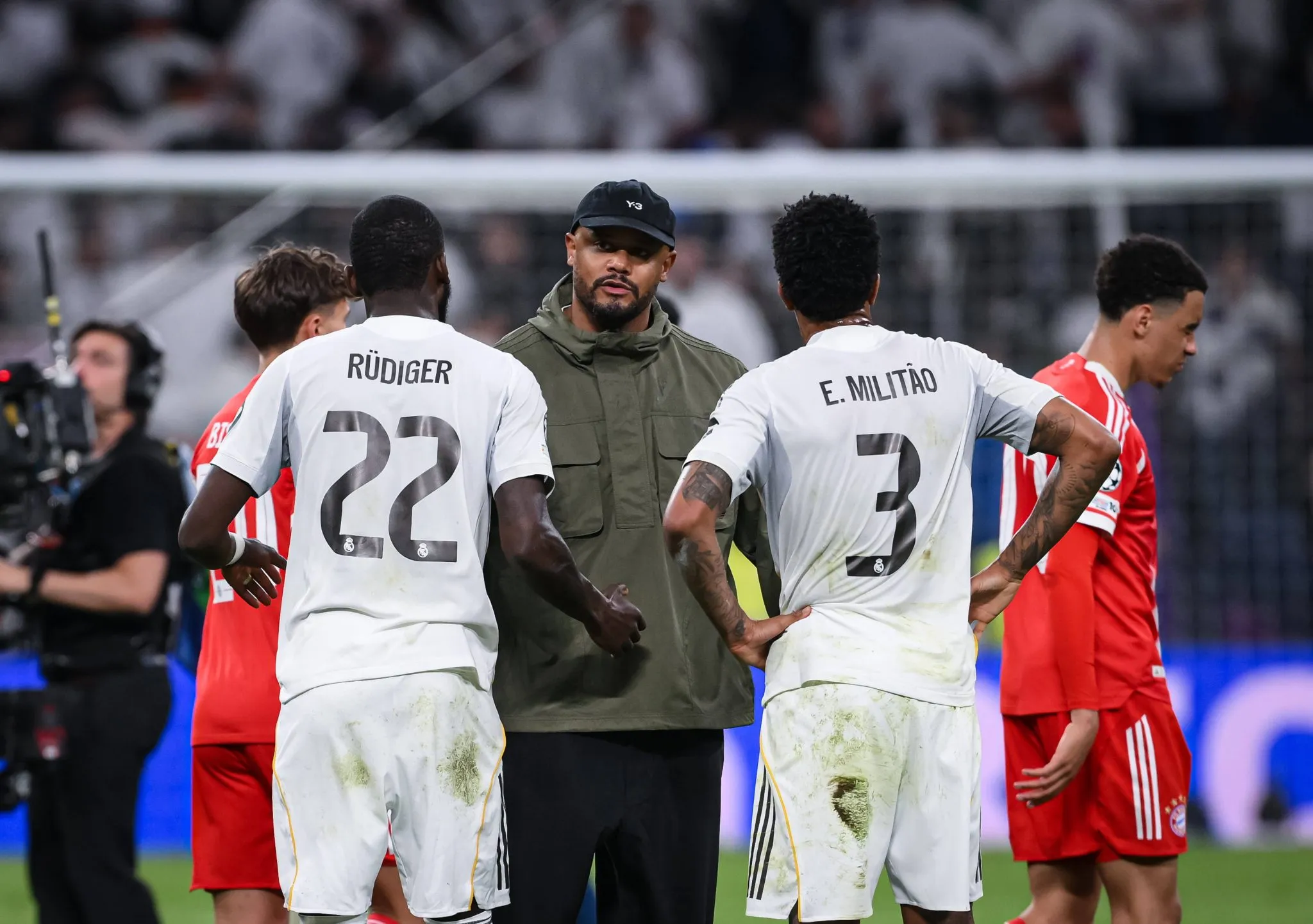 Kompany conversa com Rudiger e Milit&atilde;o ap&oacute;s vit&oacute;ria do Bayern (Foto: IMAGO /&nbsp;Ulmer/Teamfoto)