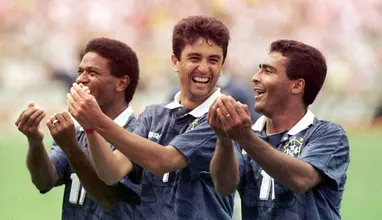 [Os 25 anos da Copa de 94] O tapa de Rom&aacute;rio, o ninar de Bebeto e o m&iacute;ssil de Branco resolvem o melhor jogo do Mundial