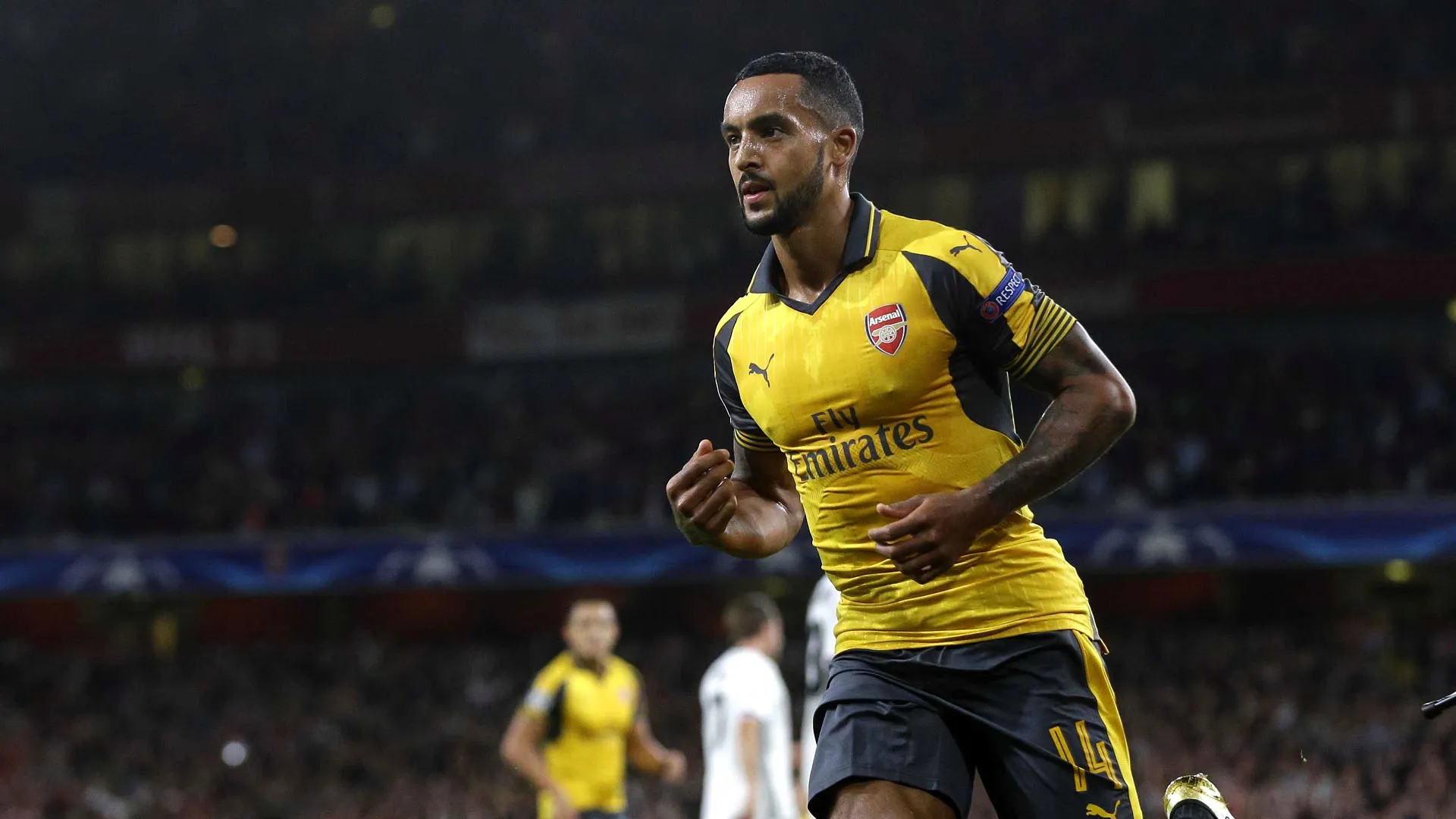 Walcott e S&aacute;nchez jogaram tanto que o Basel pode comemorar ter tomado s&oacute; 2 a 0 do Arsenal