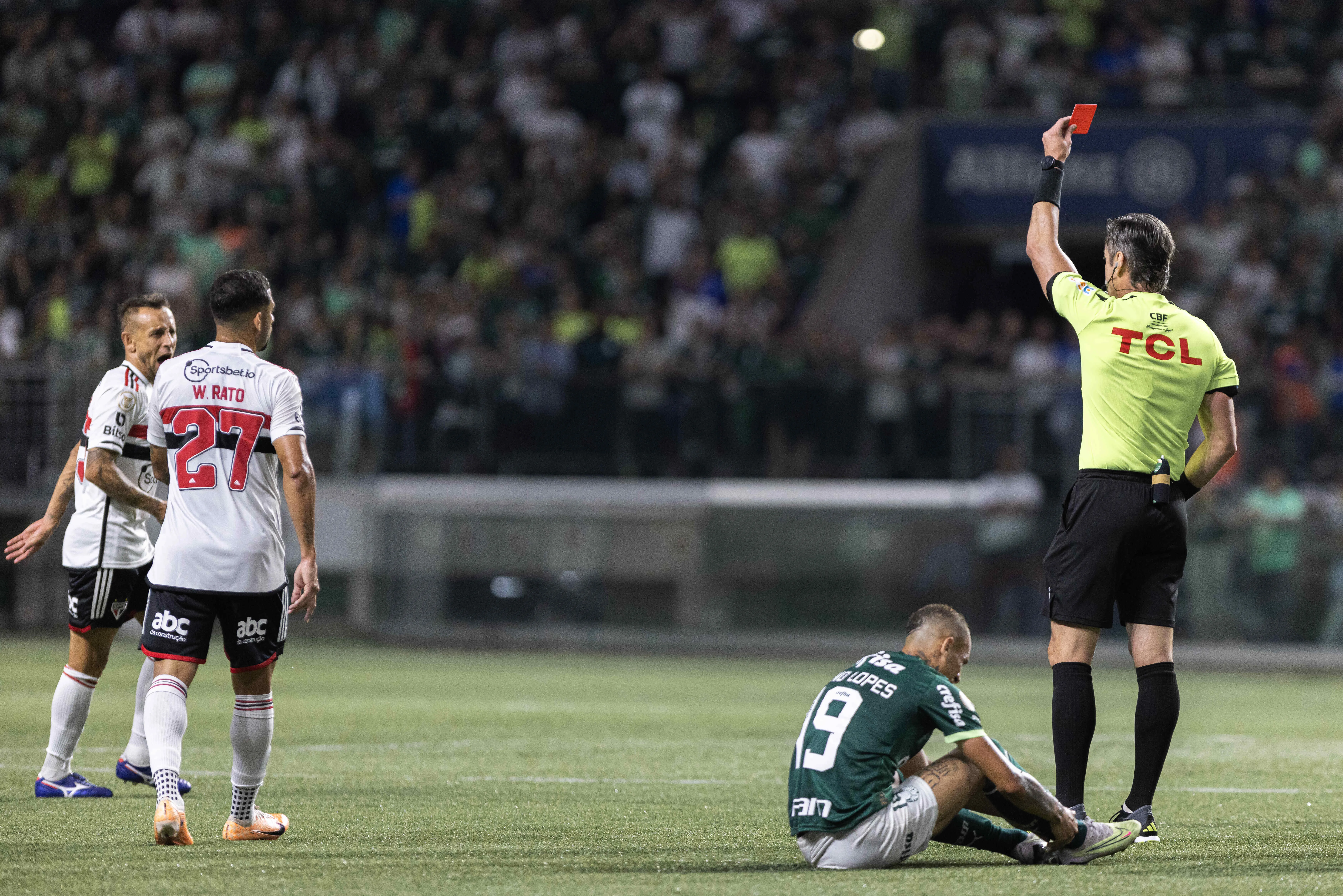 S&atilde;o Paulo libera Rafinha no STJD, mas tem legi&atilde;o de desfalques para jogo contra o Fluminense
